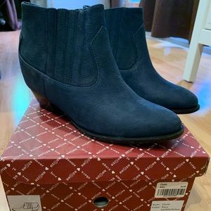 80%20 Navy Clyde Booties